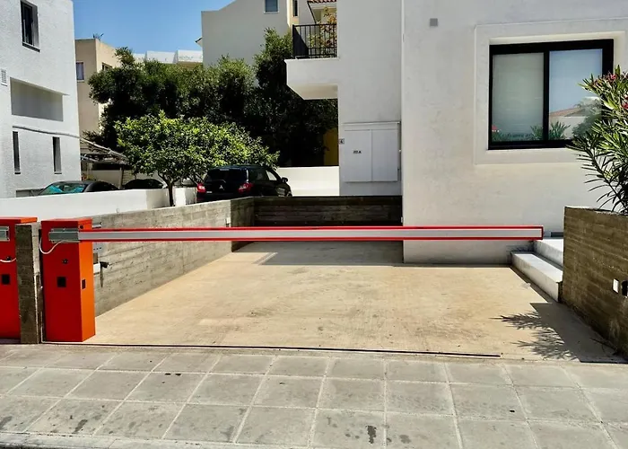 Luxury Maisonette-loft 200 M To Sea With High Quality Working Desk Apartament Paphos